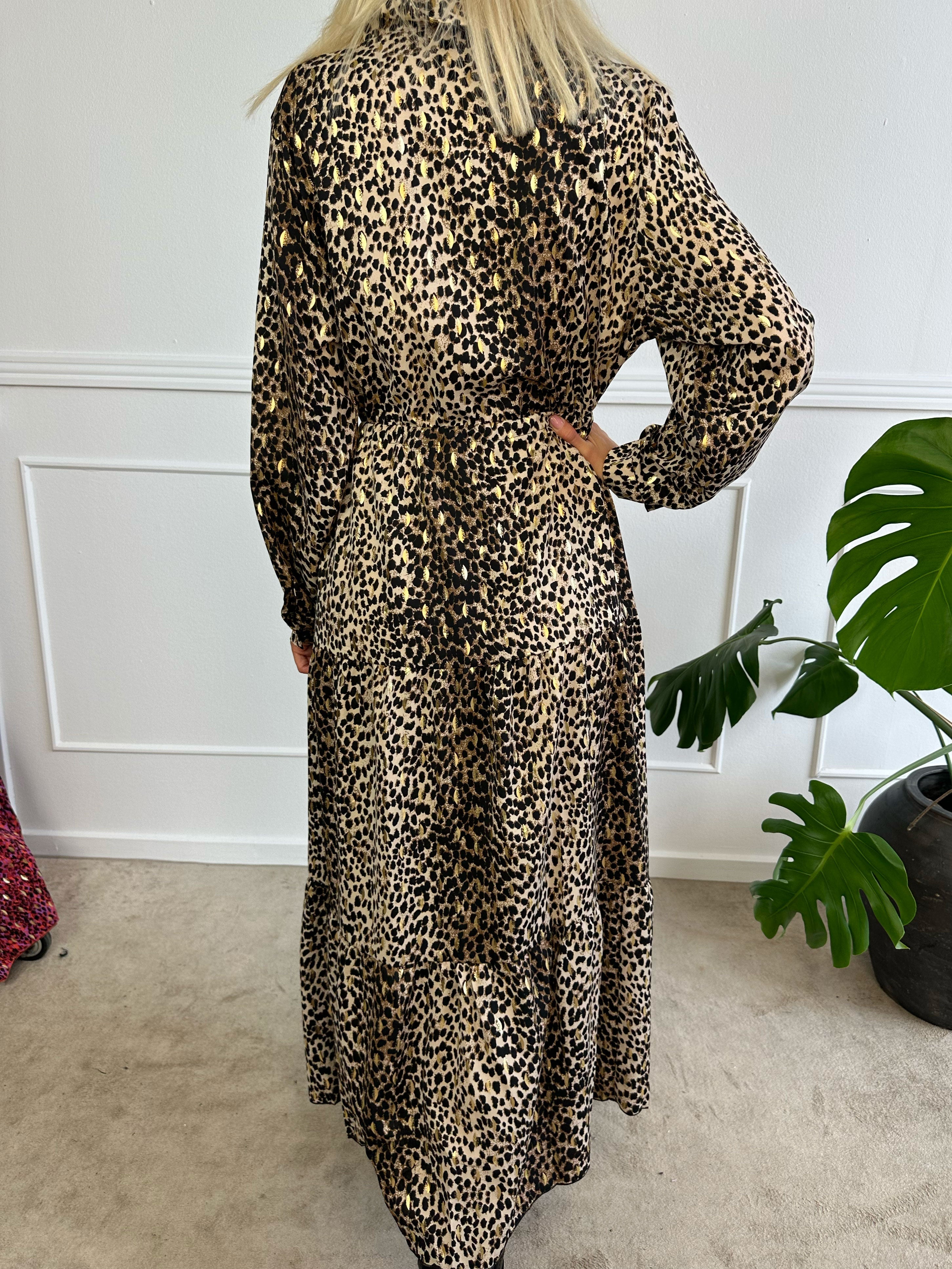 Jamilah - Lång klänning i lager på lager look med gulddetaljer